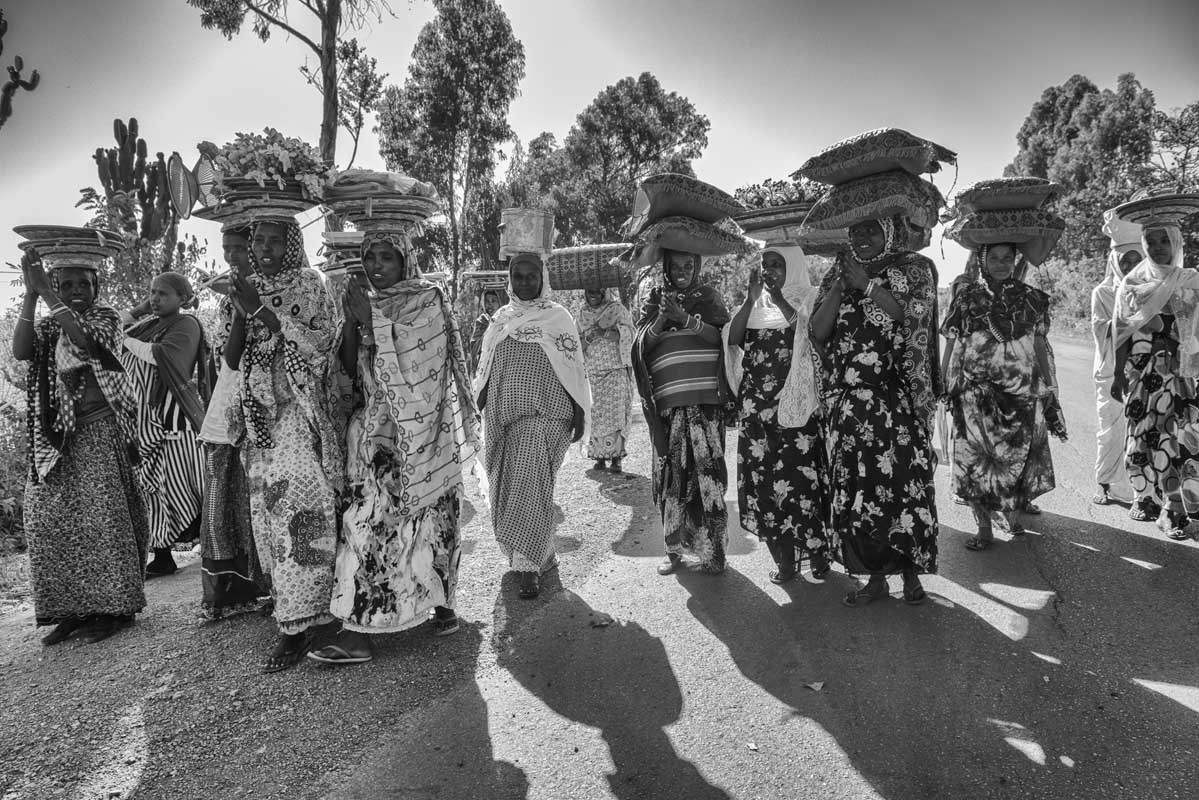 337b-Ethiopia-10.01.19-da-Kaaramille-ad-Harar-donne-che-vanno-a-portare-i-regali-alla-sposa-novella-
