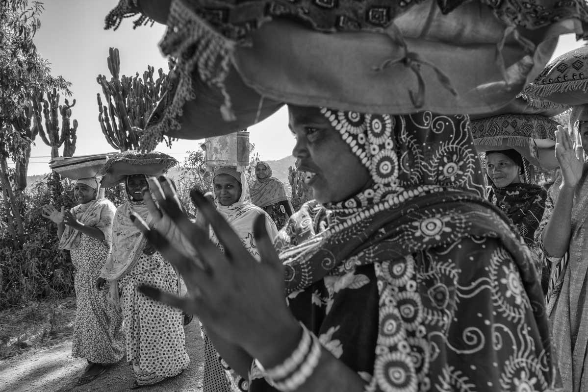 337e-Ethiopia-10.01.19-da-Kaaramille-ad-Harar-donne-che-vanno-a-portare-i-regali-alla-sposa-novella-