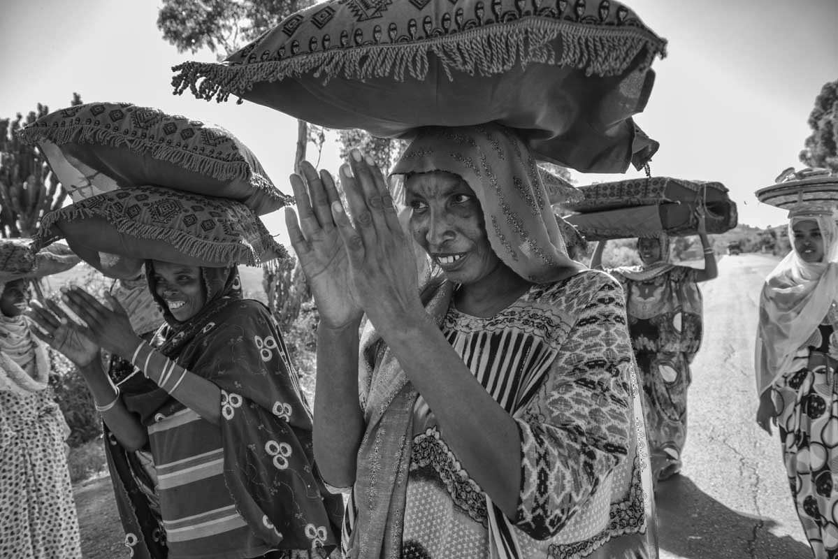 337f-Ethiopia-10.01.19-da-Kaaramille-ad-Harar-donne-che-vanno-a-portare-i-regali-alla-sposa-novella-