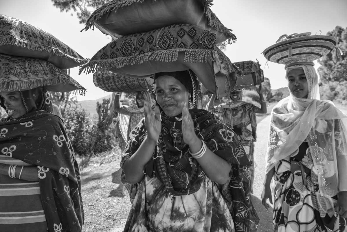 338b-Ethiopia-10.01.19-da-Kaaramille-ad-Harar-donne-che-vanno-a-portare-i-regali-alla-sposa-novella-