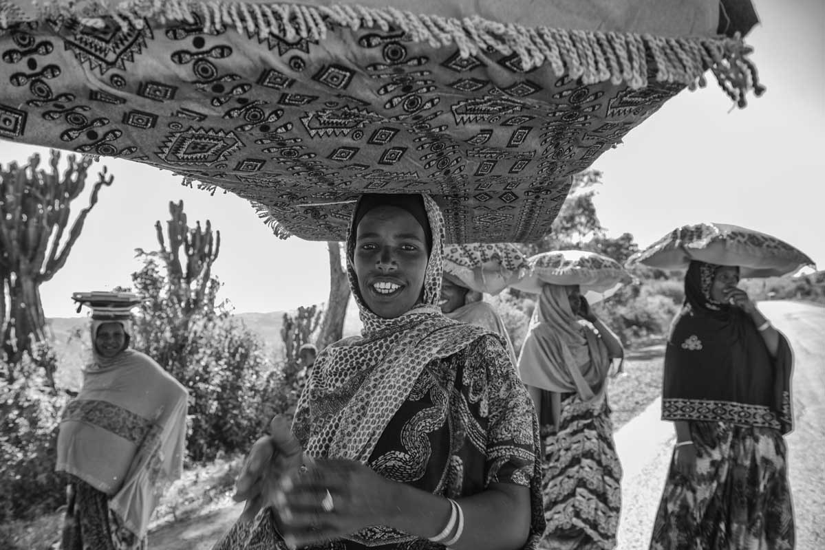 339b-Ethiopia-10.01.19-da-Kaaramille-ad-Harar-donne-che-vanno-a-portare-i-regali-alla-sposa-novella-