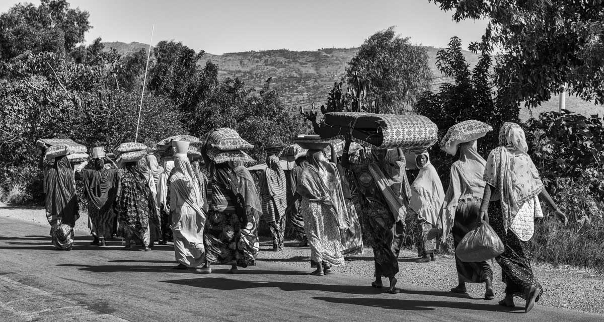 340b-Ethiopia-10.01.19-da-Kaaramille-ad-Harar-donne-che-vanno-a-portare-i-regali-alla-sposa-novella-