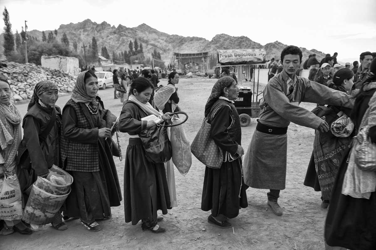106-4535-ladakh-leh-choglamsar-1a.g.-meditazione-col-dalai-lama