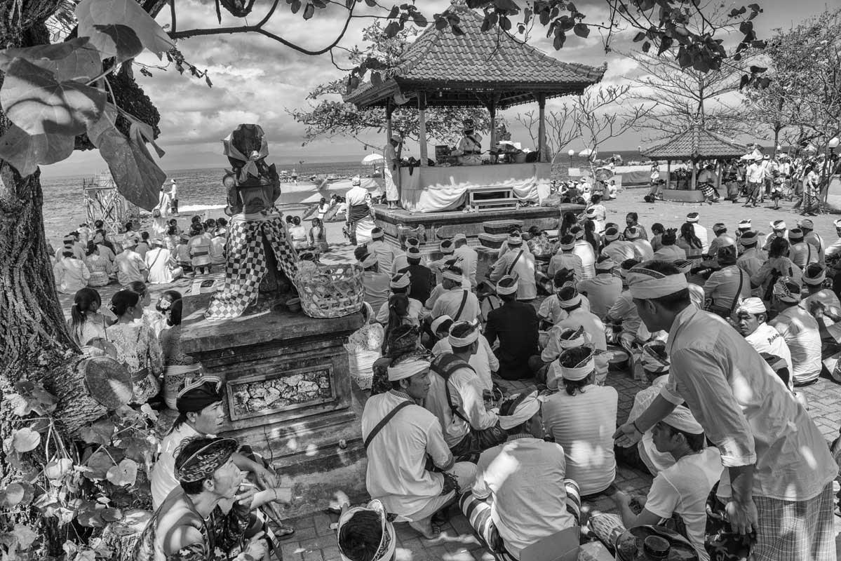 0418-Indonesia-Bali-Tempio-sul-mare-di-Goalawah-Cerimonia-funebre-11.8.17_1