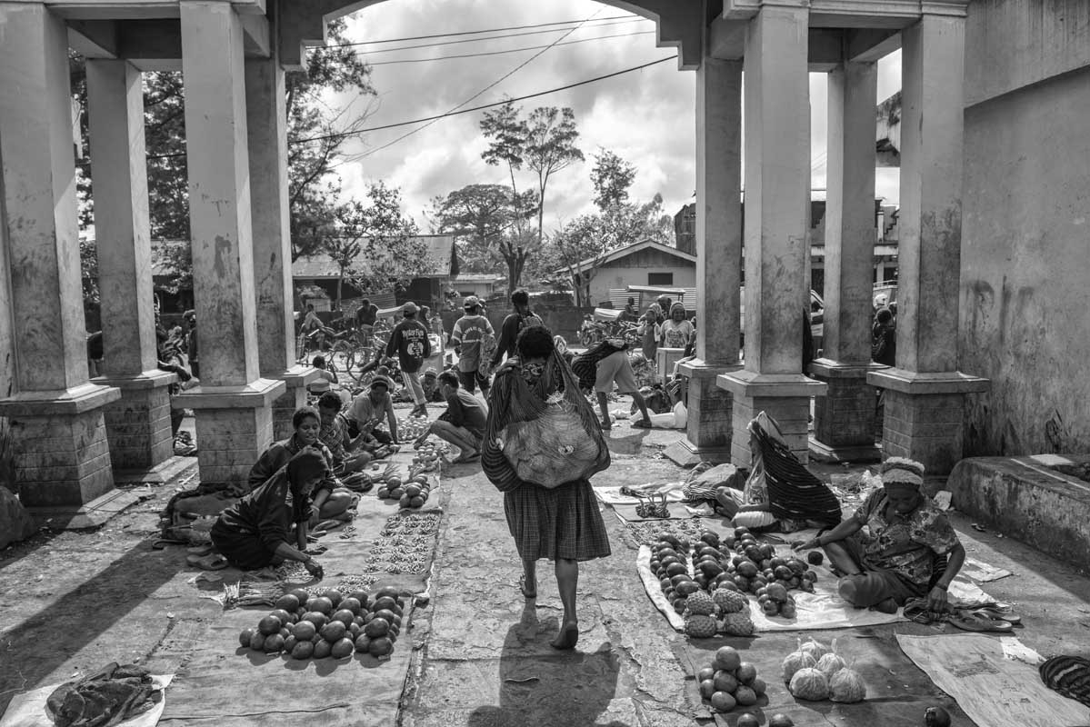0648-Indonesia-Papua-Valle-del-Baliem-Wamena-mercato-coperto-Misi16.8.17