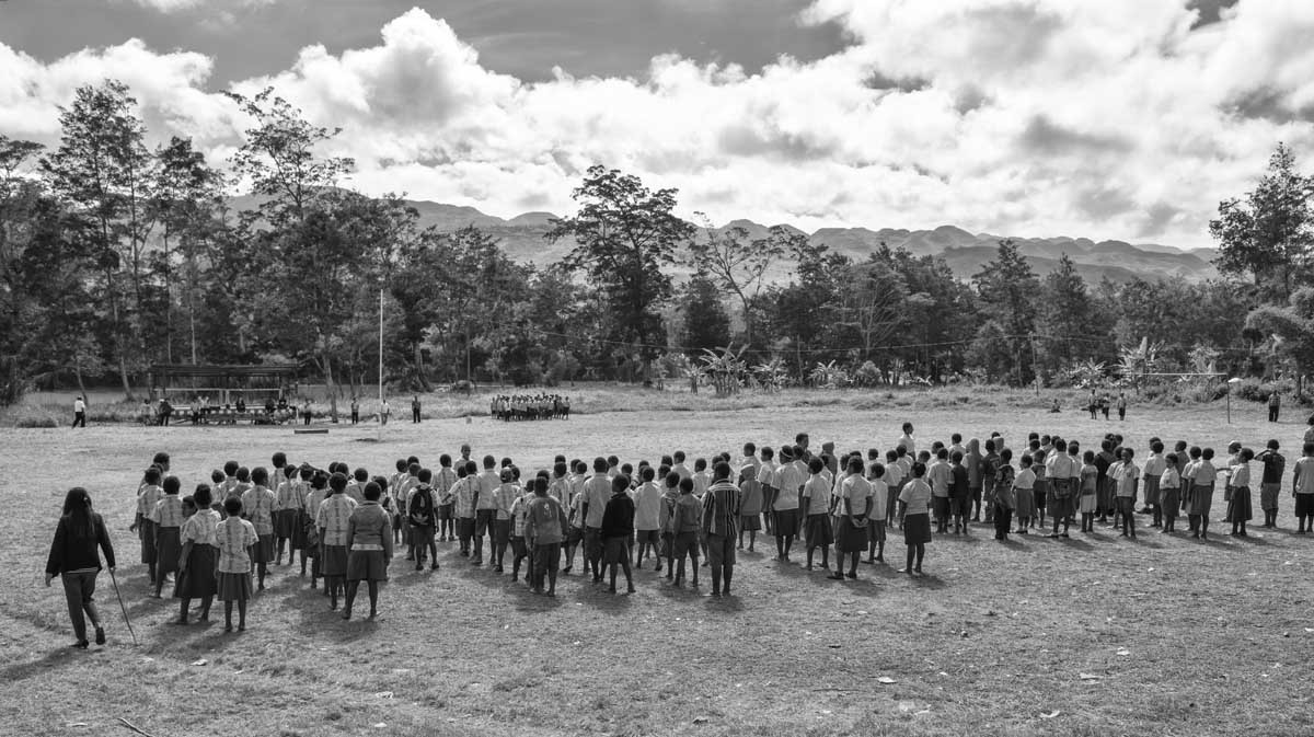 0667-Indonesia-Papua-Valle-del-Bailem-zona-sud-scuola-a-Sugkmo-esercitazioni-per-la-sfilata16.8.17
