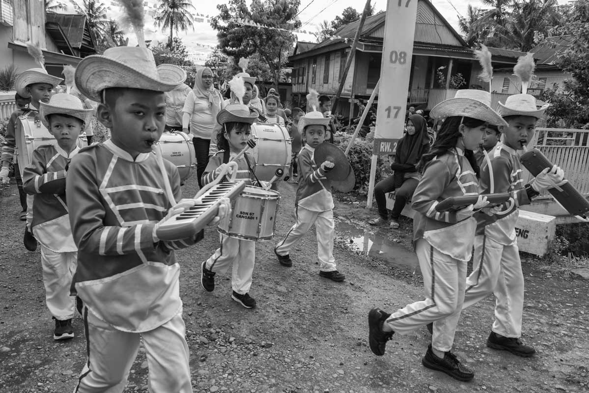 0936-Indonesia-Sulawesi-verso-Sengkang-villaggio-di-Galung-sfilata-per-la-festa-dellIndipendenza-18.08.17