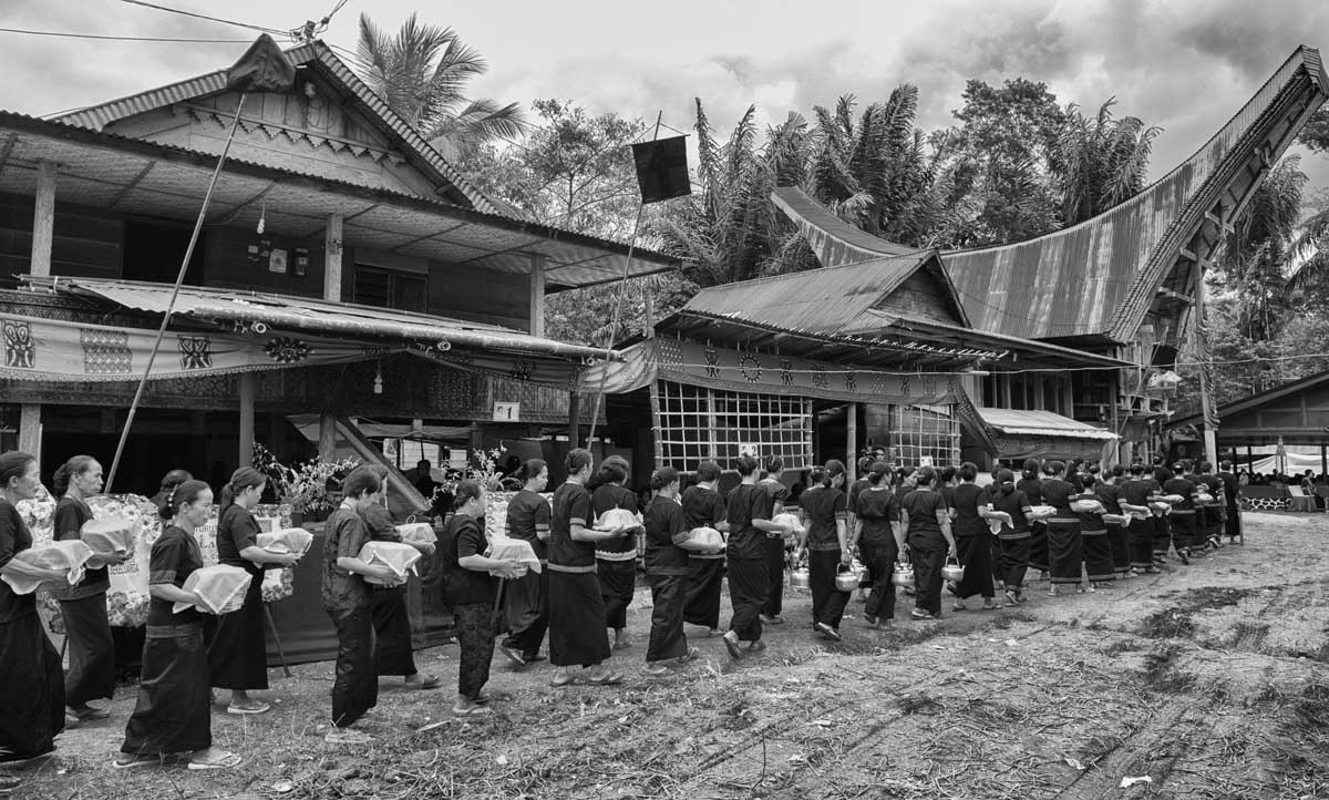 1335b-Indonesia-Sulawesi-villaggio-vic.-Sangalla-cerimonia-per-il-funerale-21.08.17