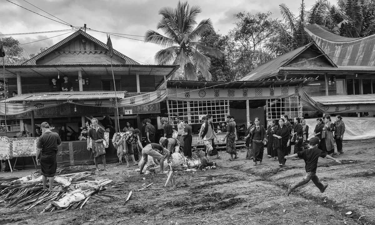 1376-Indonesia-Sulawesi-villaggio-vic.-Sangalla-cerimonia-per-il-funerale-21.08.17
