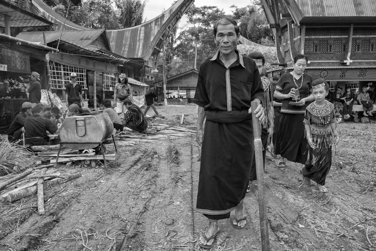 1390-Indonesia-Sulawesi-villaggio-vic.-Sangalla-cerimonia-per-il-funerale-21.08.17