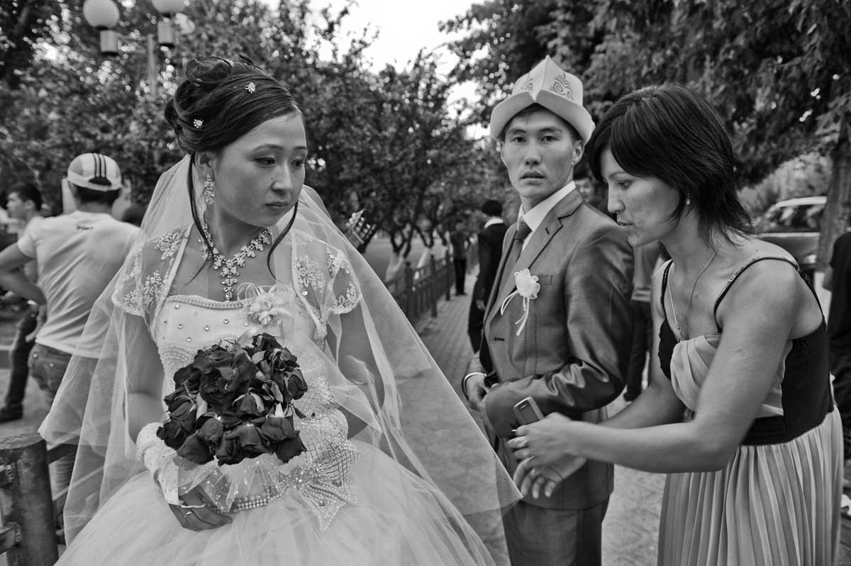 028d-4135-21.8.13-kirgh-osh-matrimoni-presso-il-monumento-dellindipendenza