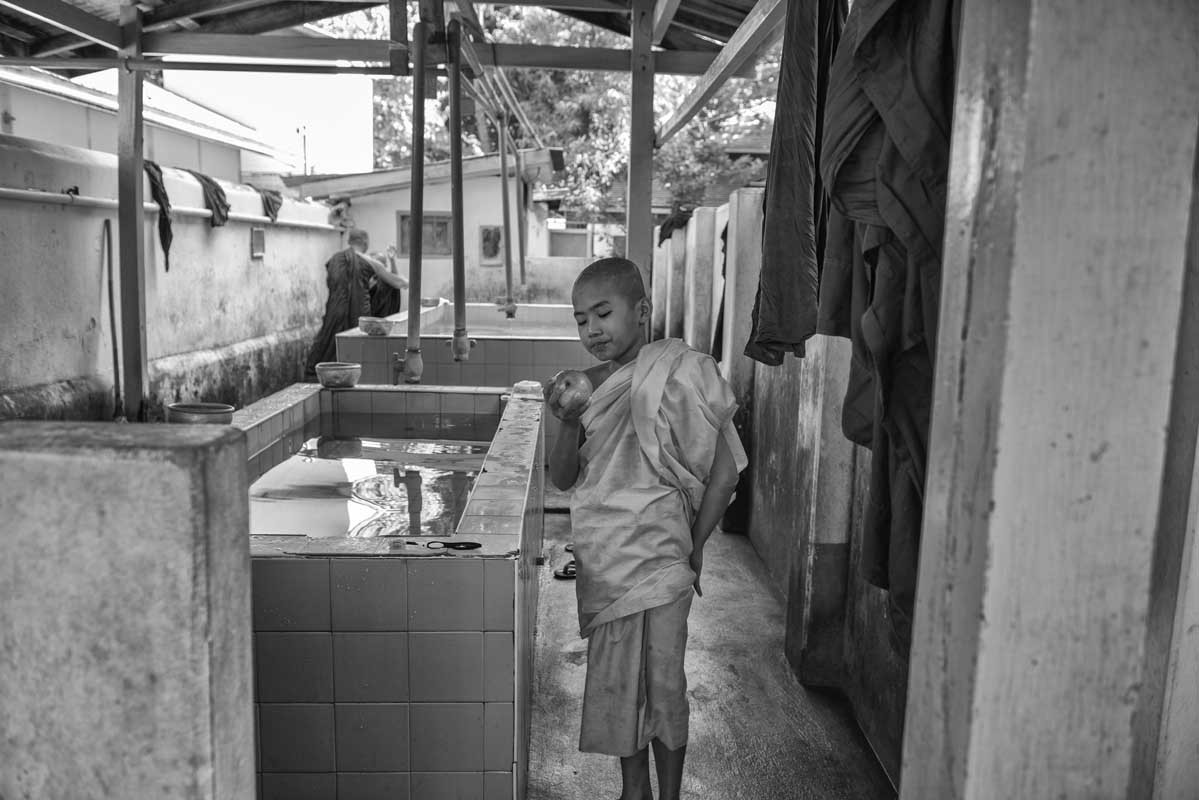 172b-Birmania-02.12.18-Mandalay-Amarapura-Convento-buddista-di-Mahagandayon