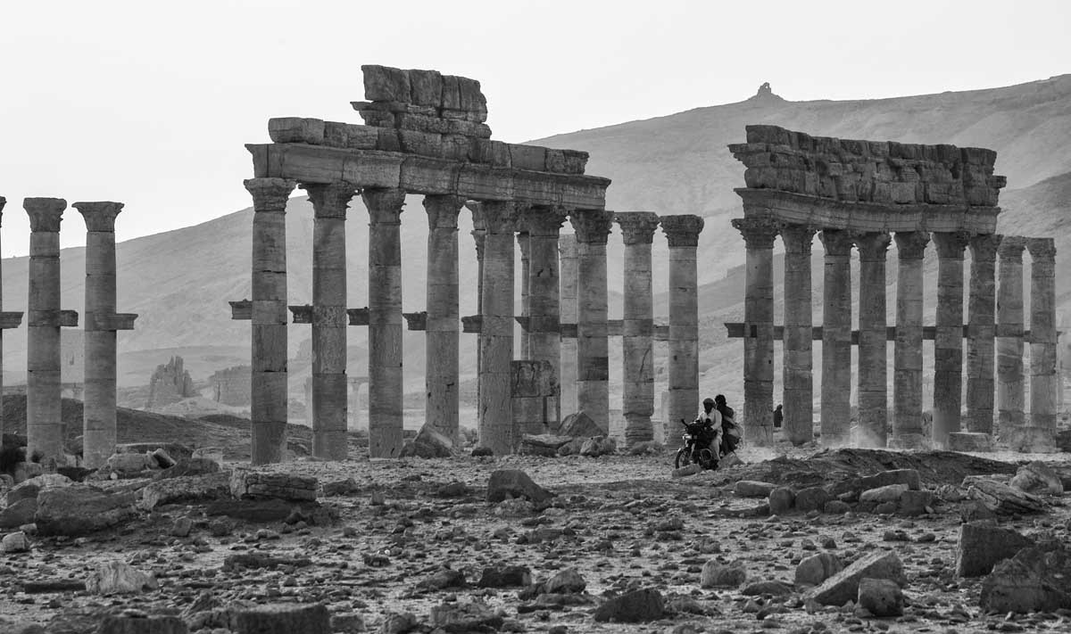 376-905.siria-palmyra-via-colonnata-motociclisti2411