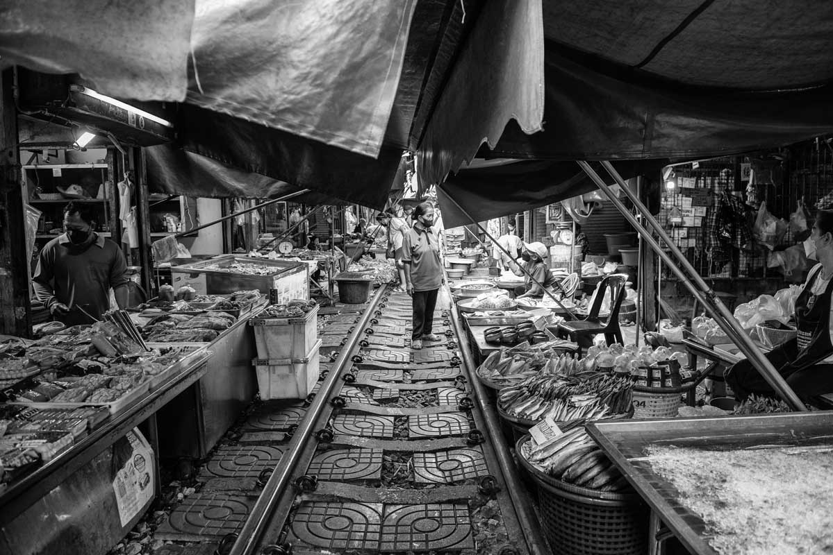 Thailandia-2022-071-dintorni-Bangkok-23.11-mercato-sulla-ferrovia-di-Maeklong